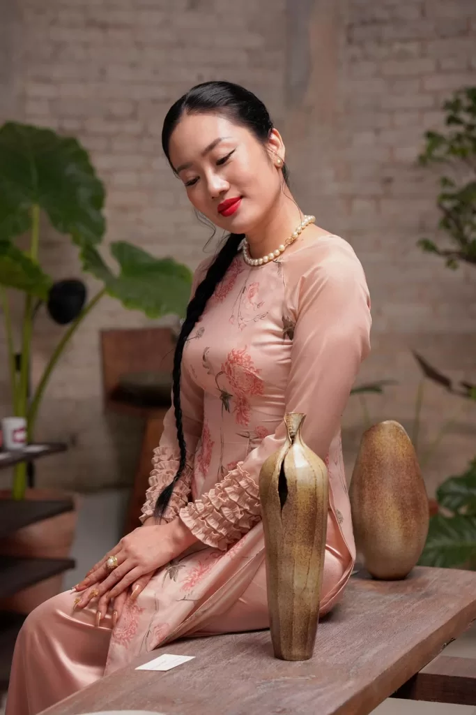 vong co ngoc trai phoi ao dai